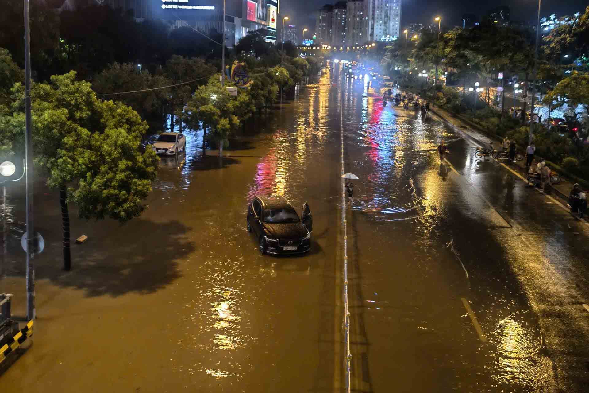 8月5日夜、Vo Chi Cong通り(ハノイ、タイホー通り、ロッテモール前の区間)。写真:Duc Hieu