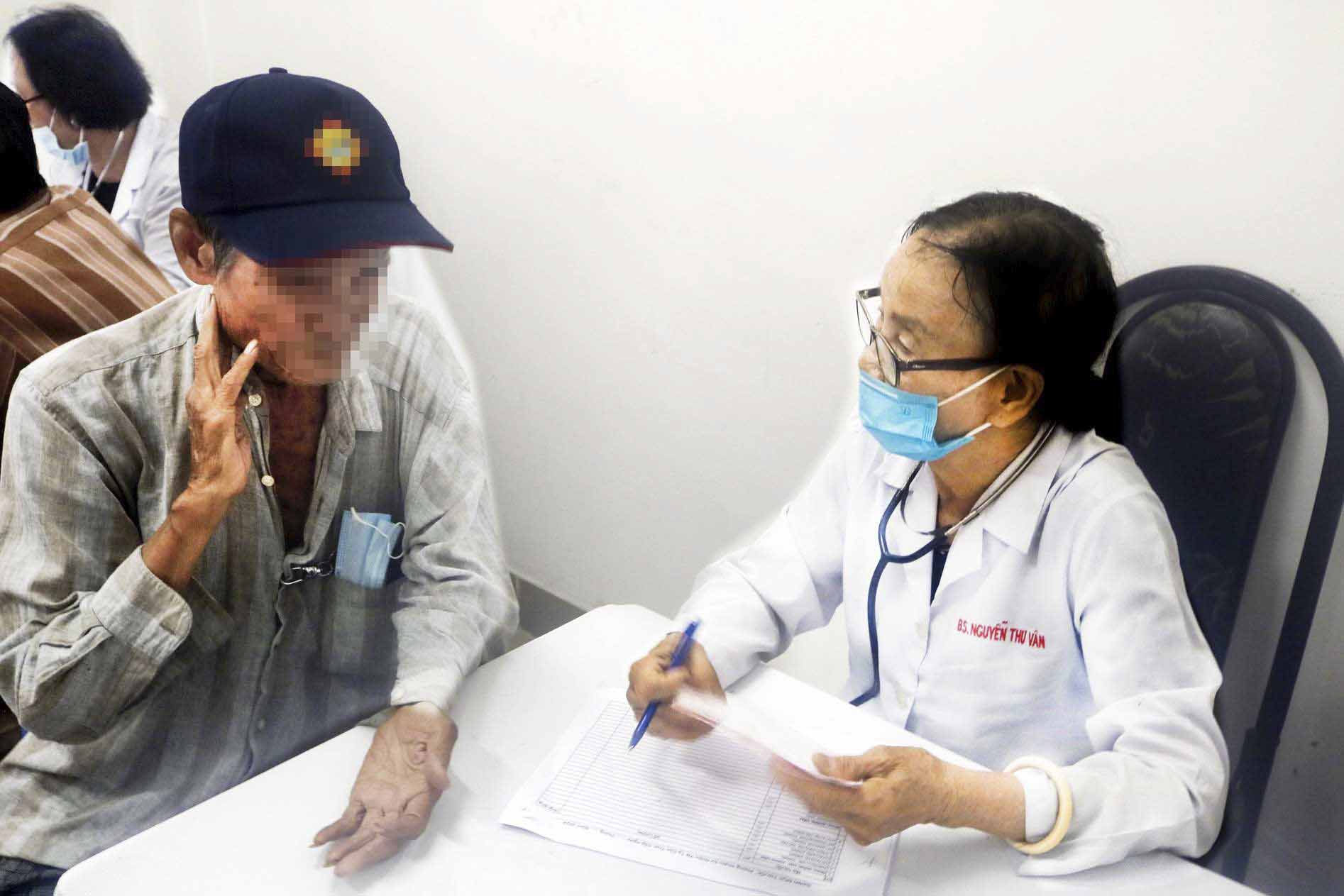 O tuoi 82, bac si Van van deu dan kham benh thien nguyen tai hai phong kham o trung tam TP Can Tho. Anh: Ta Quang