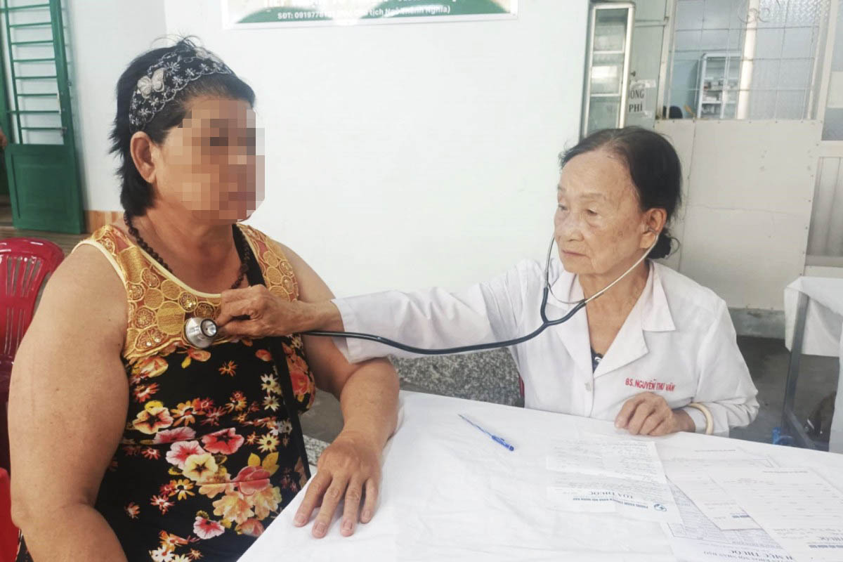 Bac si Van tham kham cho benh nhan. Anh: Ta Quang