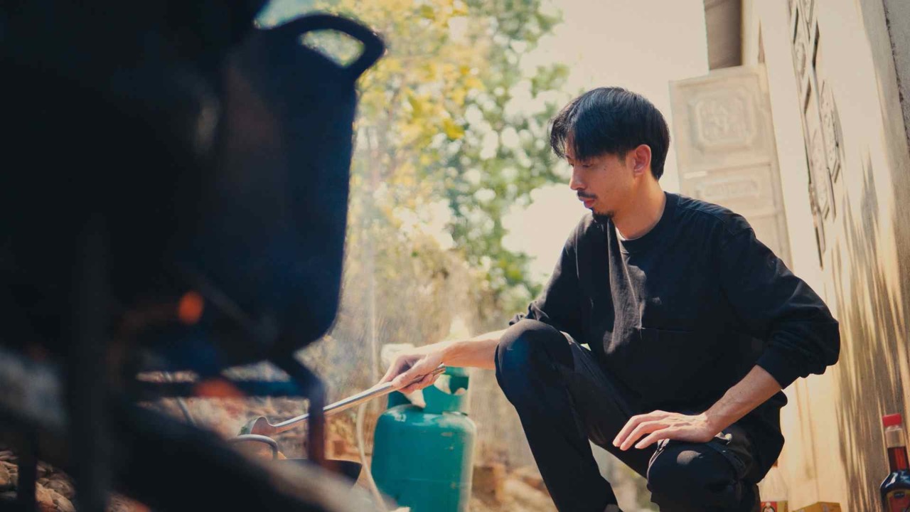 Rapper Den Vau gop phan giup du an Nuoi em lan toa tren mang xa hoi. Anh: MV Nau an cho em