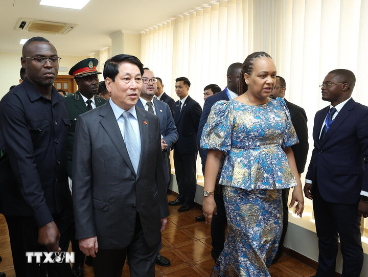 Politburo member and President Luong Cuong and Vice President of the ruling party MPLA Angola Mara Quiosa. Photo: VNA