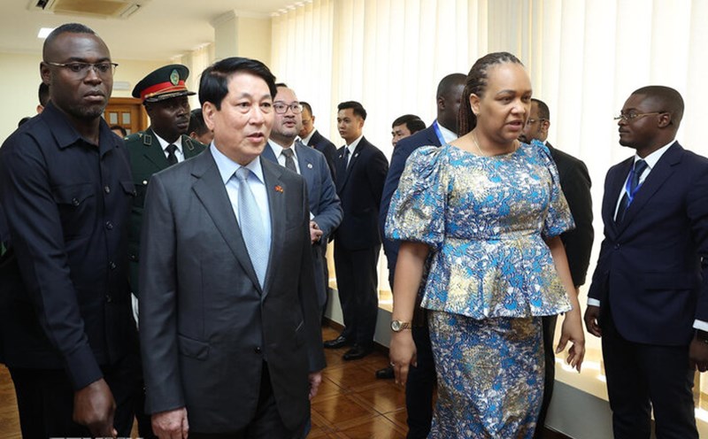 Politburo member and President Luong Cuong and Vice President of the ruling party MPLA Angola Mara Quiosa. Photo: VNA