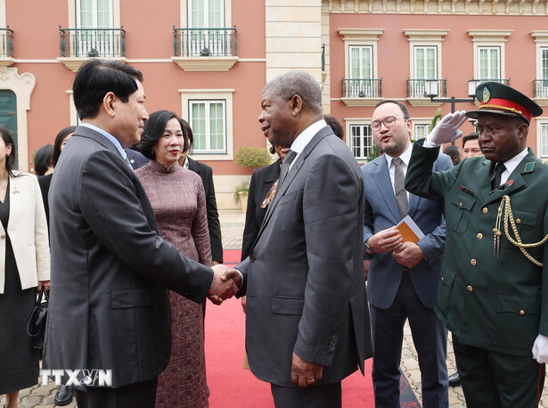 President Joao Manuel Goncalves Lourenco and his wife bid farewell to President Luong Cuong and his wife. Photo: VNA