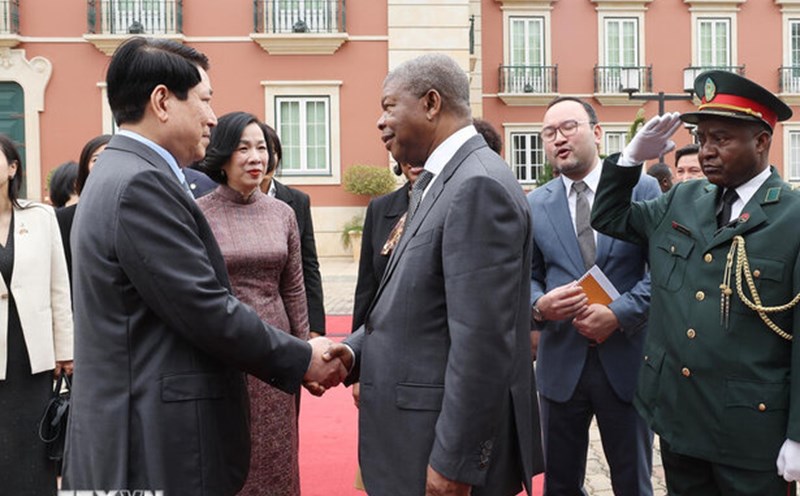President Joao Manuel Goncalves Lourenco and his wife bid farewell to President Luong Cuong and his wife. Photo: VNA
