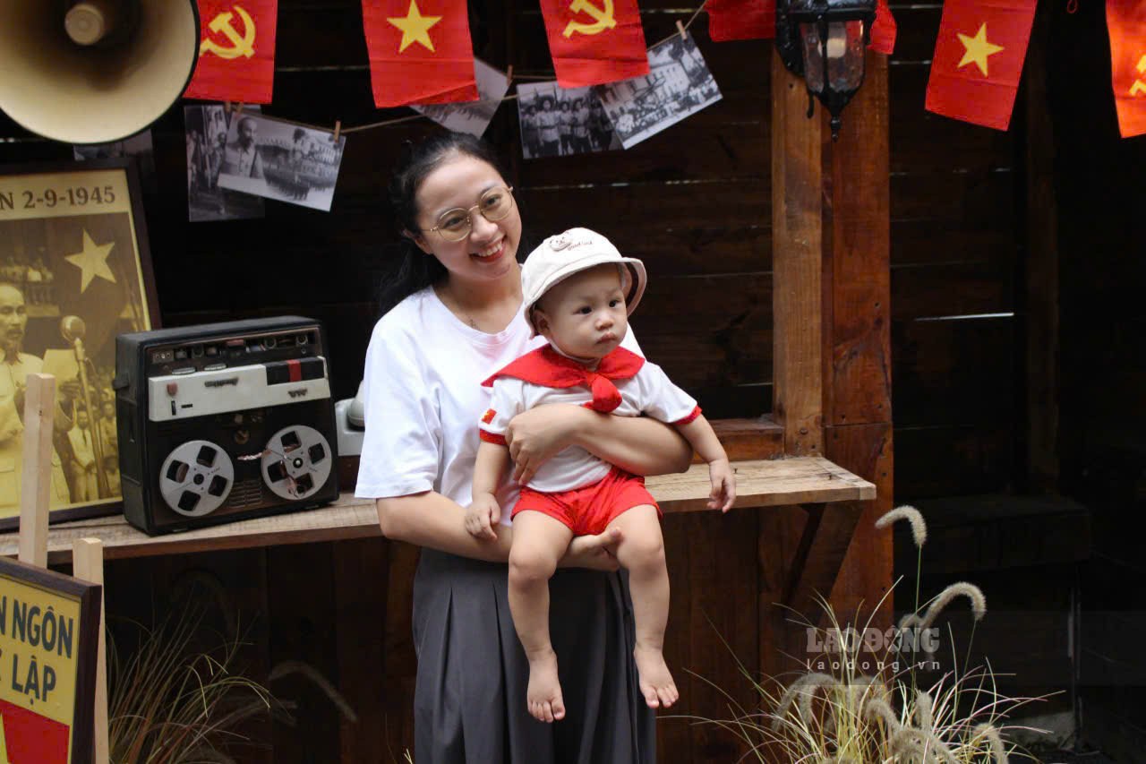 Chị Phạm Hảo (phường Hà Đông, Hà Nội) chia sẻ: “Tôi thấy không gian quán trang trí rất phù hợp với việc chào mừng lễ 2.9 sắp tới. Dịp lễ năm nay là một sự kiện đặc biệt, tôi và người thân đi chụp ảnh vì muốn lưu lại kỷ niệm đẹp về ngày lễ“.
