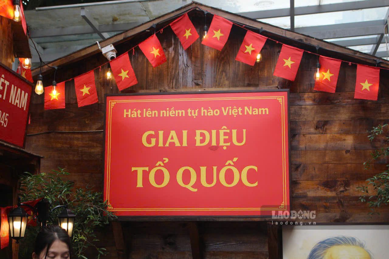 “Quán muốn dựng nên một không gian gợi nhớ đến không khí hào hùng của dân tộc trong khoảnh khắc lịch sử thiêng liêng ngày 2.9.1945 – khi Bác Hồ đọc Tuyên ngôn Độc lập khai sinh ra nước Việt Nam Dân chủ Cộng hòa. Thiết kế trang trí tại quán xoay quanh ý tưởng “Tự hào từ quá khứ - Trách nhiệm với hiện tại”, đại diện quán cho biết. 