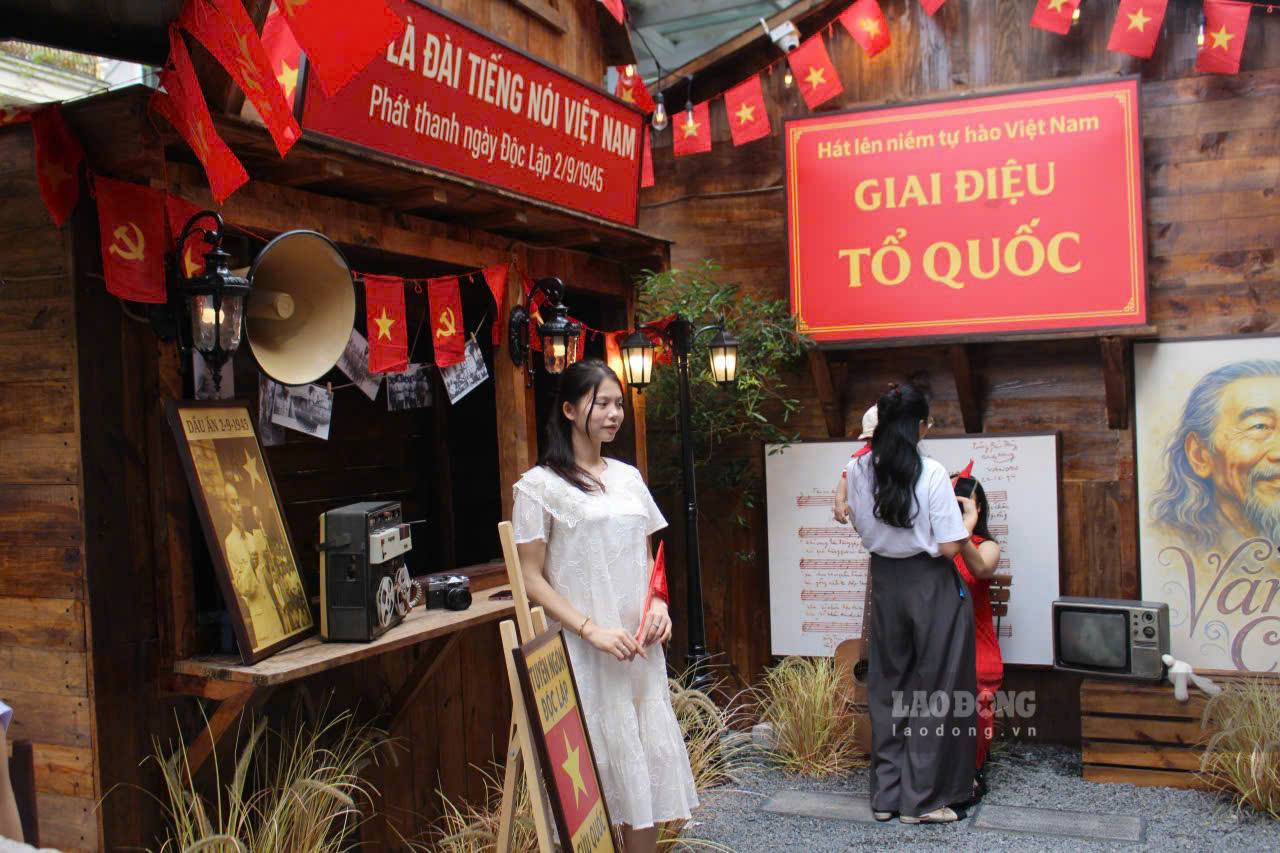 Đại diện quán cho biết đã dành gần hai tháng nghiên cứu và hoàn thiện ý tưởng. Không gian đặc biệt này sẽ được giữ nguyên đến hết tháng 9 để nhiều khách hàng có cơ hội trải nghiệm. 