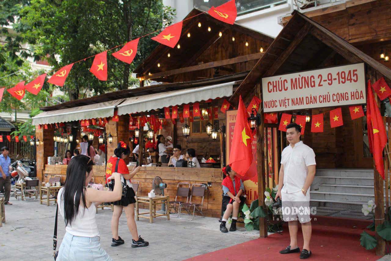 Với không gian tưng bừng cờ đỏ sao vàng, quán cà phê nhỏ ở khu đô thị Dương Nội đang là điểm “checkin” nổi rần rần trên mạng xã hội, thu hút nhiều bạn trẻ tới chụp ảnh nhân dịp kỷ niệm  80 năm Cách mạng tháng Tám thành công (19.8.1945-19.8.2025) và Quốc khánh nước Cộng hòa xã hội chủ nghĩa Việt Nam (2.9.1945-2.9.2025).