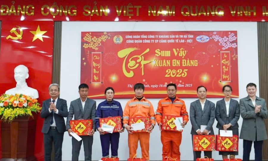 라오스-베트남 국제항 주식회사 2025년 설날 재회 맞아 노동자들에게 선물 증정. 사진: 안중