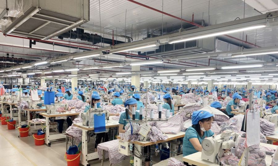 Tien Hung 주식회사 노동자들은 안전한 환경에서 일하고 있습니다. 사진: Nguyen Thap