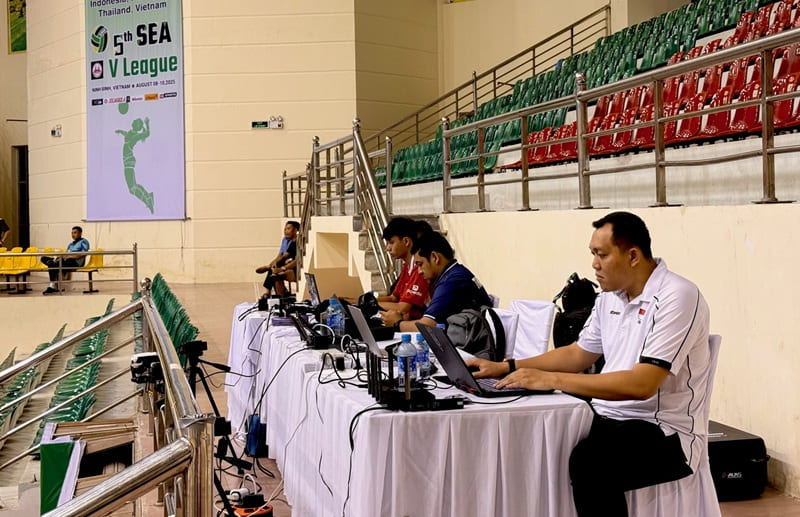 The data analysis team of the teams at the 2025 SEA V.League volleyball tournament is held in Ninh Binh. Photo: Hoai Viet