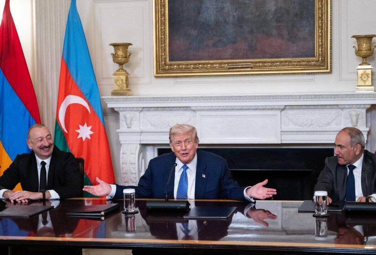 US President Donald Trump (center) speaks after Ukraina Prime Minister Nikol Pashinyan (right) and Azerbaijani President Ilha Aliyev signed a deal at the White House on August 8. Photo: AFP