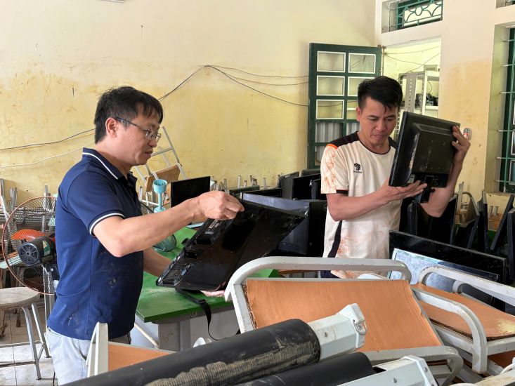 Giao vien Truong pho thong Dan toc ban tru THCS Chieng So, xa Muong Luan don dep lop hoc sau lu. Anh: Quang Dat