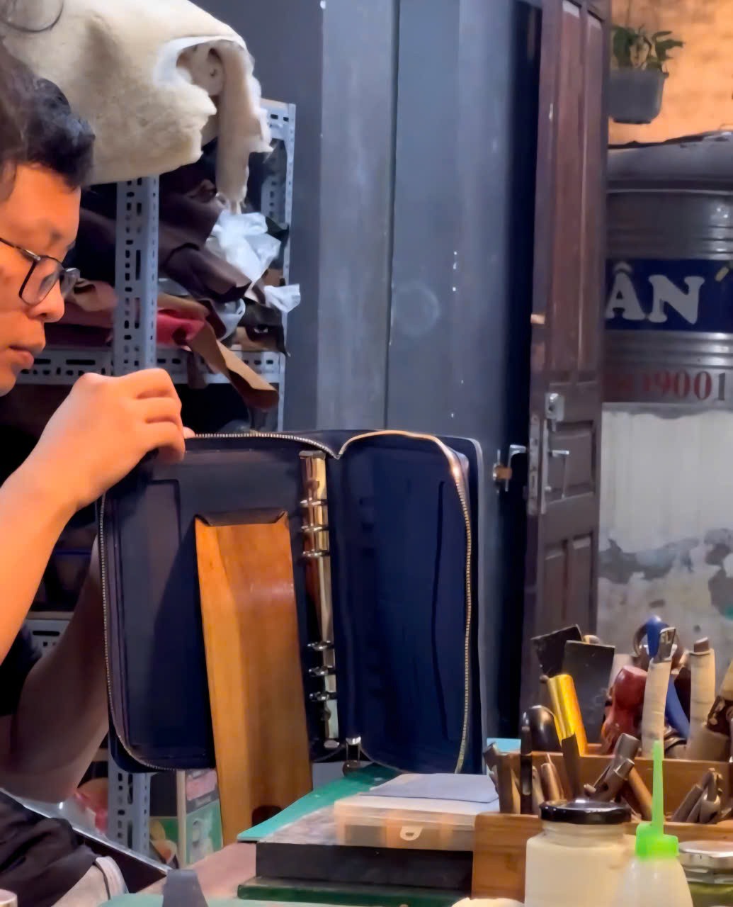 Mot cong doan che tac do da handmade tai xuong cua anh Hung Anh. De co thi truong, theo anh Hung Anh, cac san pham phai bat kip xu the cua nguoi tre. Anh: Quynh Chi