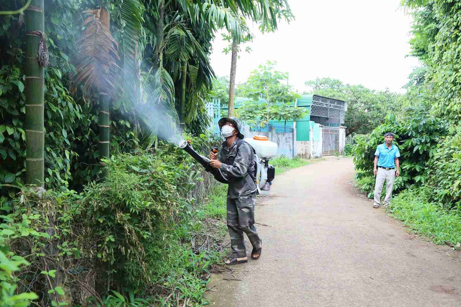 Dak Lak省の医療チームは、蚊を駆除する化学物質の噴霧を実施し、高リスク地域でのデング熱の流行予防と対策を行っています。写真:ディン・ティ