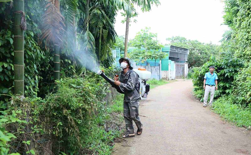 Medical forces in Dak Lak are spraying mosquito repellent to prevent and control dengue fever in high-risk areas. Photo: Dinh Thi