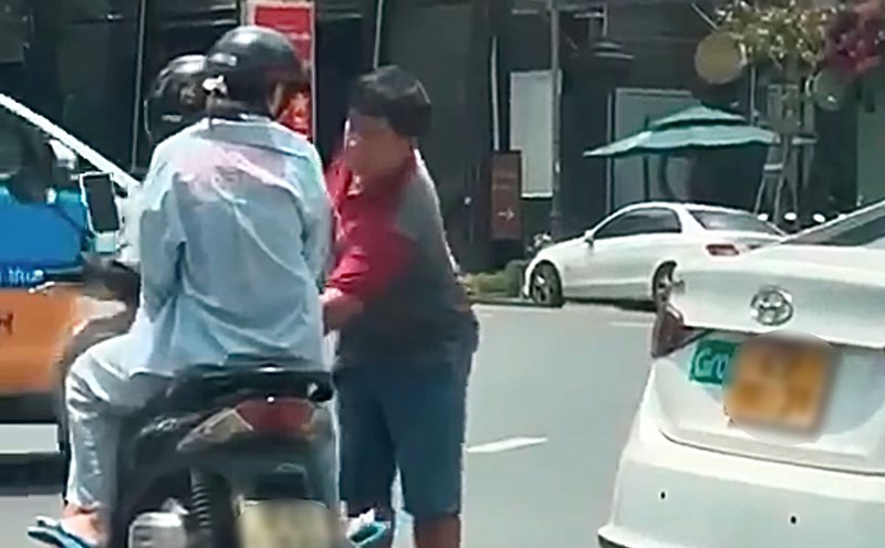 The taxi driver was summoned by the police in the case of snatching a motorbike key at Con turtle Lake in Ho Chi Minh City. Photo: Dong Hoang