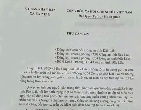 Carta de agradecimiento a la fuerza policial del Comite Popular de la comuna de Ea Ning (provincia de Dak Lak). Foto: proporcionada por la policia