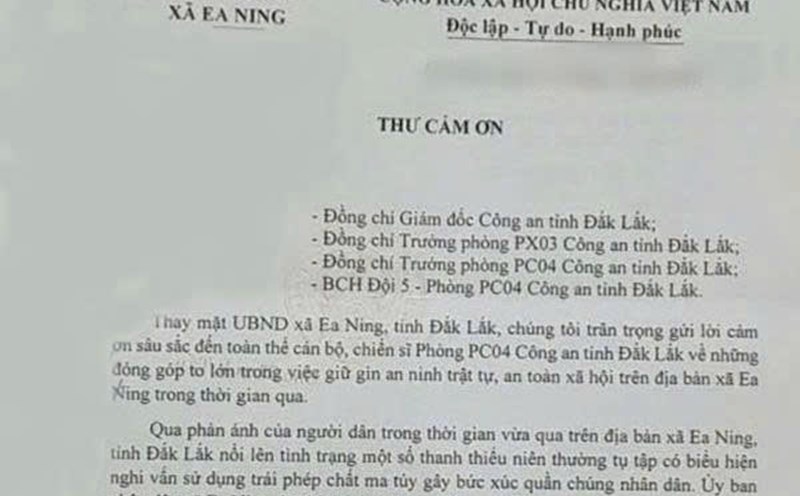 Letter of thanks to the police force of the People's Committee of Ea Ning commune (Dak Lak province). Photo: Provided by the police