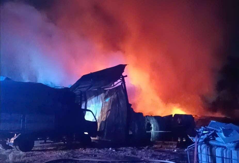 An Phu phuongの廃品置き場火災現場。写真:読者提供