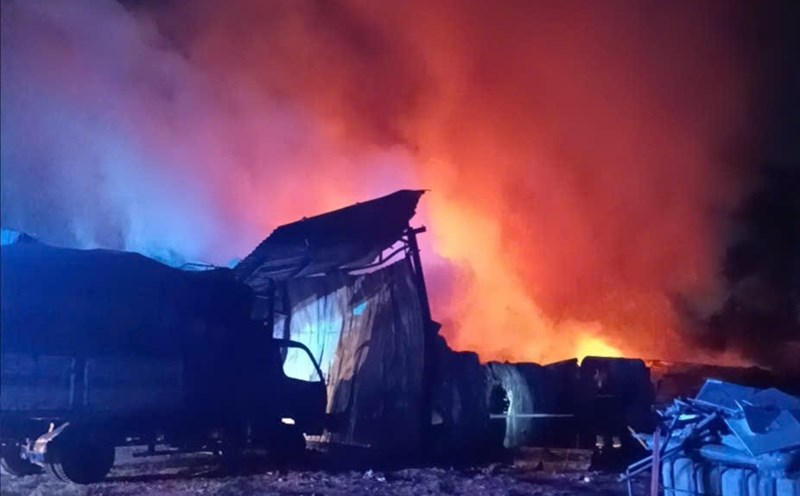 Scene of the scrap yard fire in An Phu ward. Photo: Provided by readers