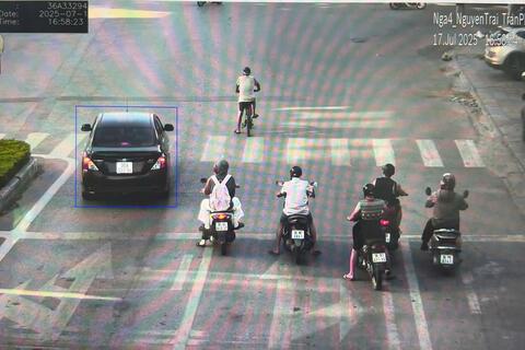 El propietario del coche es multado en Thanh Hoa. Foto: Policia de Thanh Hoa