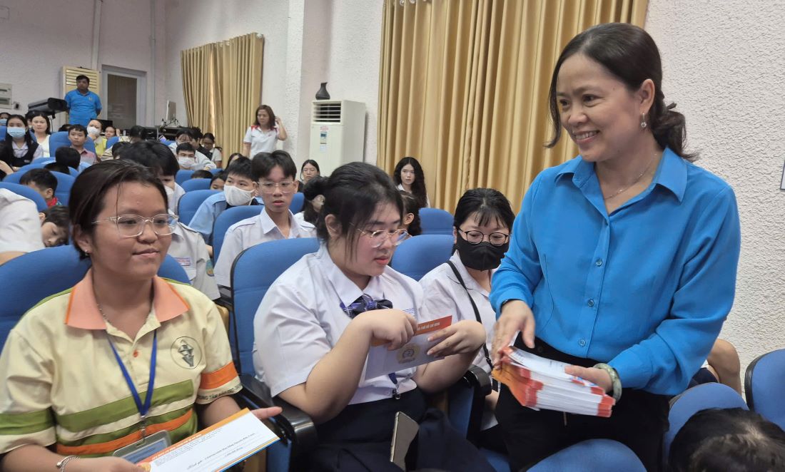 Cac em hoc sinh, sinh vien nhan hoc bong Nguyen Duc Canh. Anh: Chan phuc