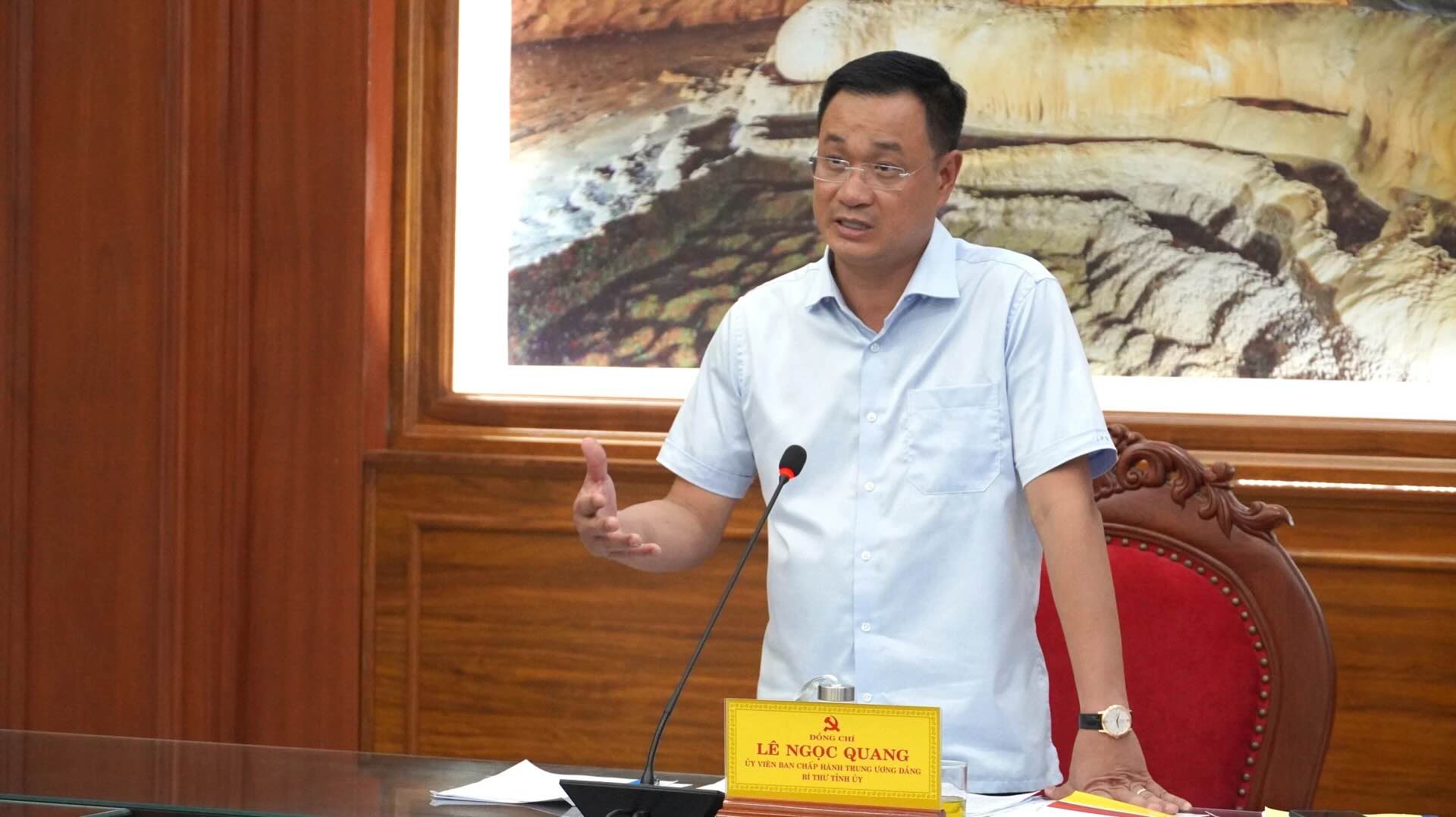 Quang Tri Provincial Party Secretary Le Ngoc Quang at the meeting to approve the congresses of the Party Committees directly under the Provincial Party Committee for the 2025-2030 term, including Dong Thuan, Dong Son, and Bac Gianh wards. Photo: Hai Quoc