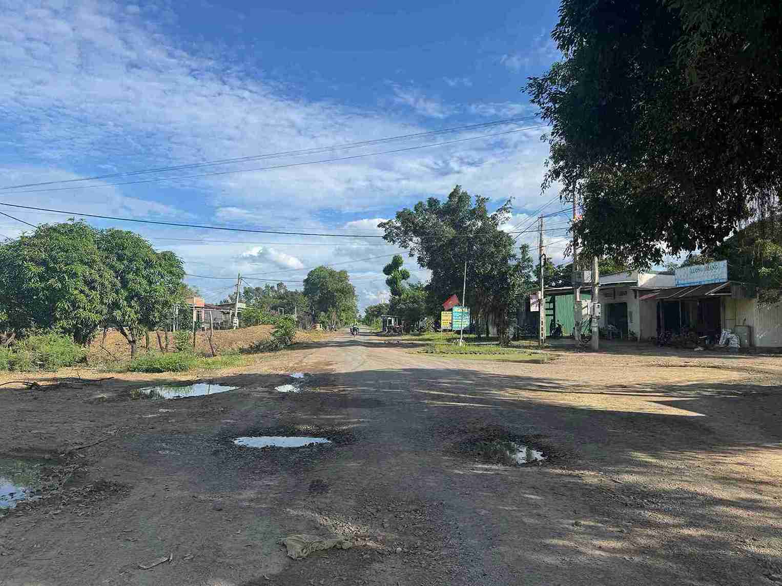 Ia Rve 村(ダクラク省国境地域)の村間道路が老朽化し、損傷しています。写真: Bao Trung