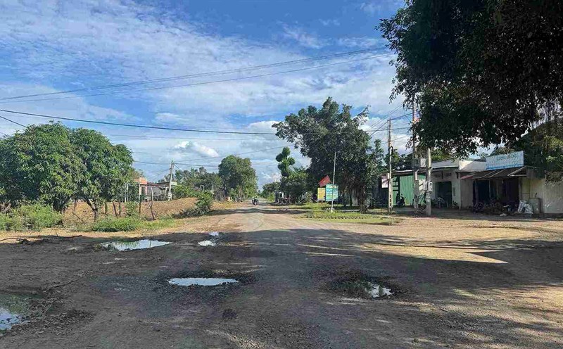 An inter-village road in Ia Ru commune (Dak Lak border area) is degraded and damaged. Photo: Bao Trung