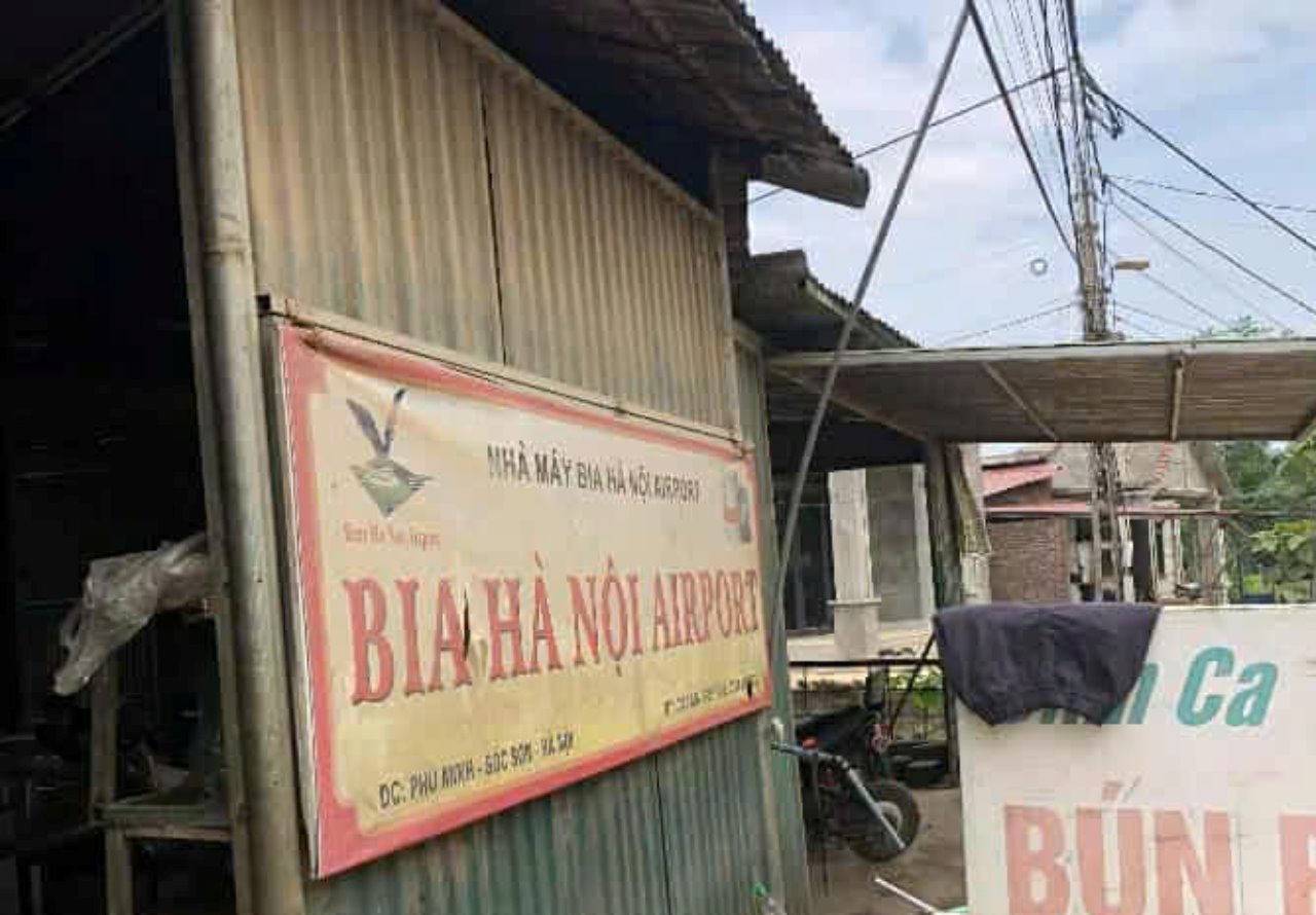 Nhà cửa bị bụi, bẩn, đường sá đi lại khó khăn. Ảnh: Văn Đức