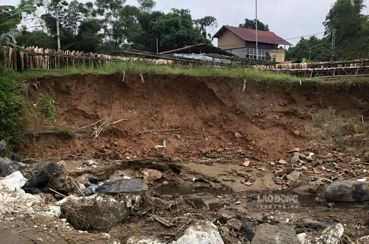 Mỏ than khai thác, vận chuyển khiến khu vực bờ kè suối bị sạt lở, ô tô không thể lưu thông. Ảnh: Văn Đức