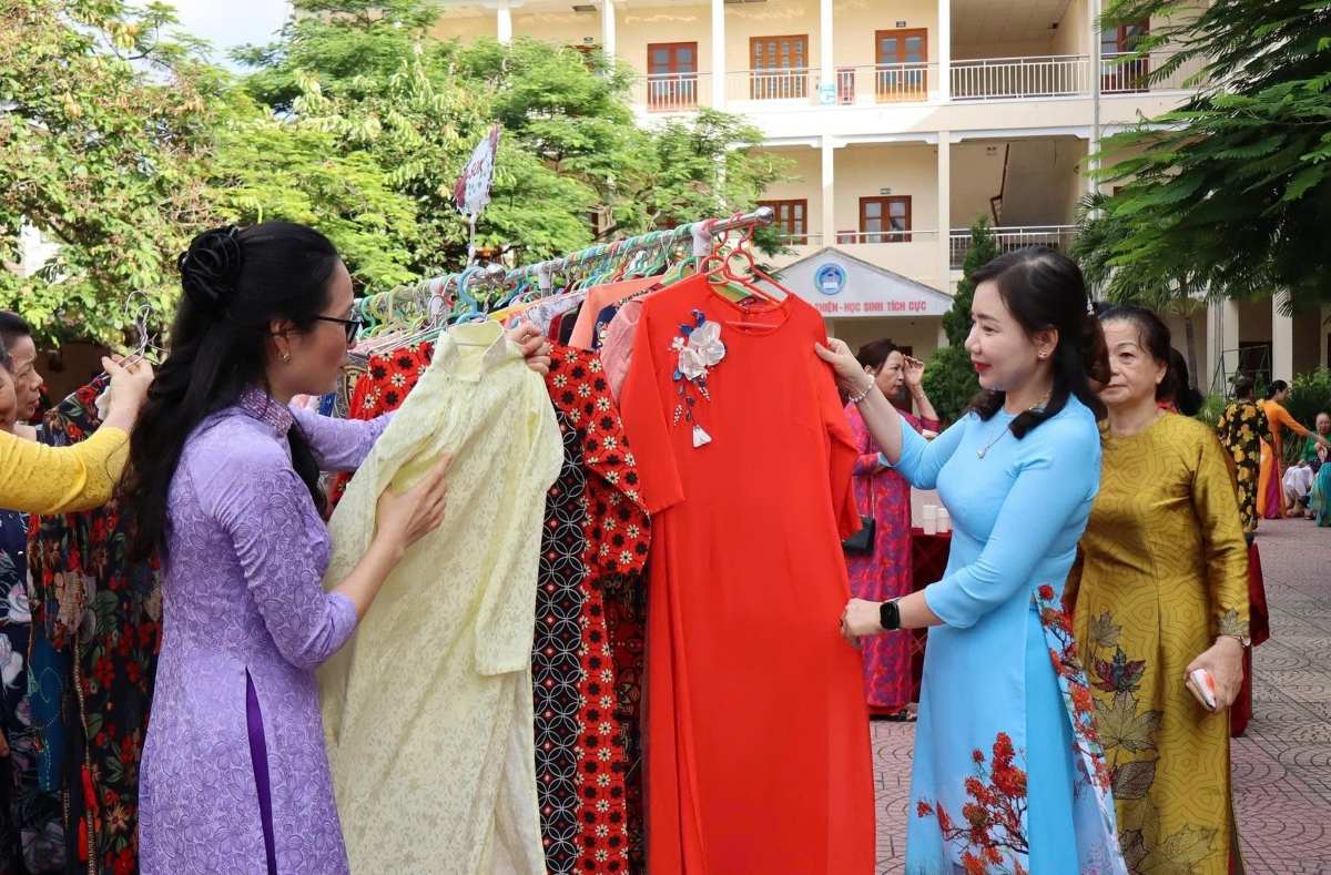 Lanzamiento del modelo 'Ao dai nhan ai' de la Asociacion de Mujeres del barrio de Le Chan. Foto: Phuòng Le Chan Hai Phong