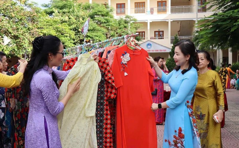 Launching the " caring Ao Dai" model of the Women's Union of Le Chan Ward. Photo: Phuong Le Chan, Hai Phong