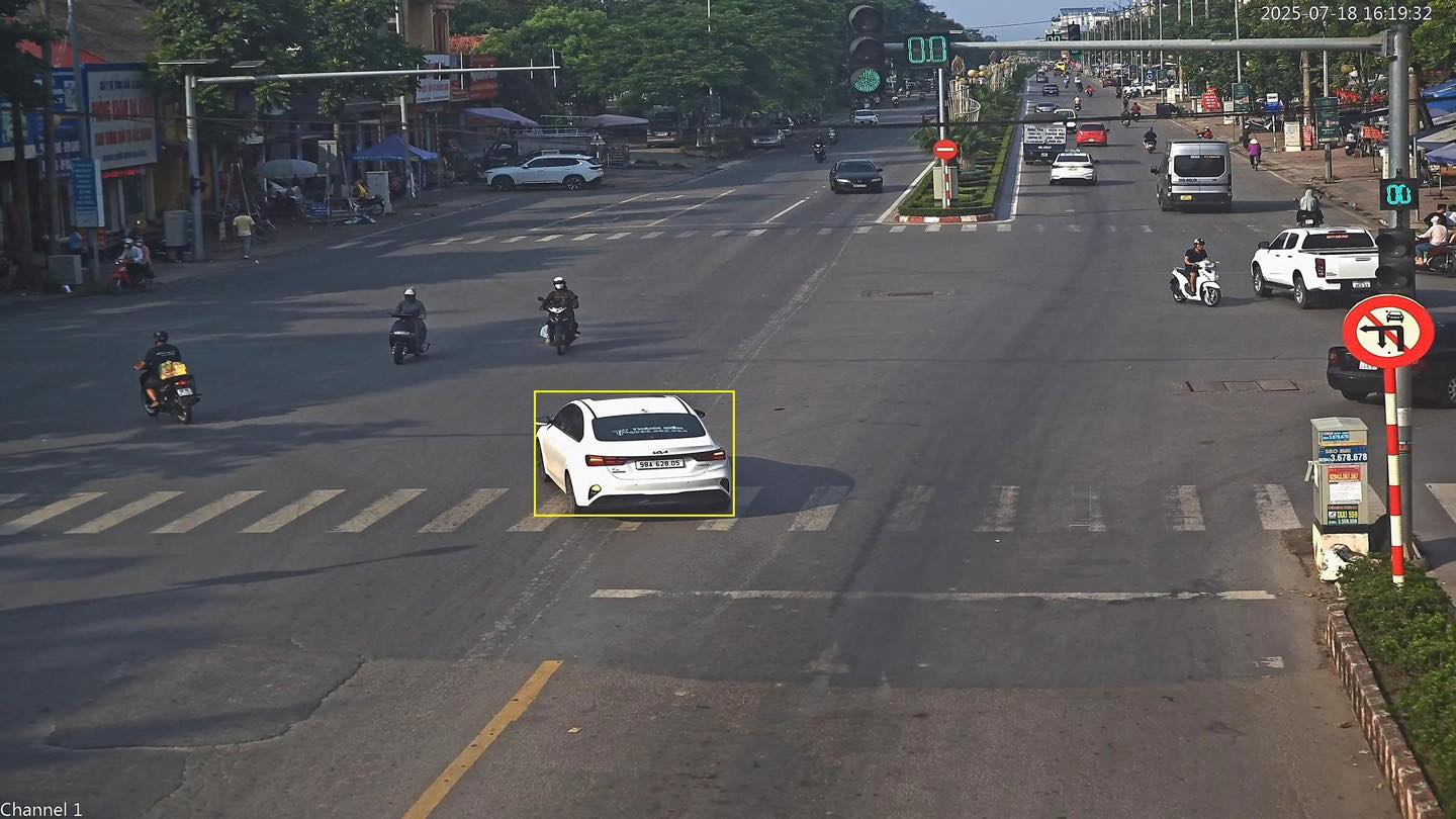Multa fria al propietario de un coche por girar a la izquierda en lugares con señales de prohibicion. Foto: Policia de Bac Ninh