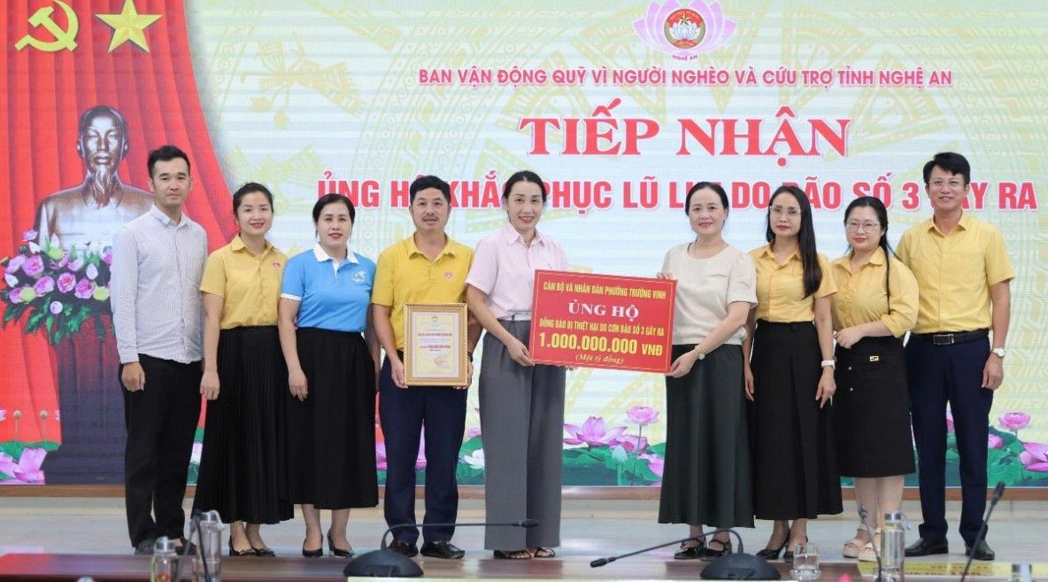 La gente y los funcionarios del barrio de Truong Vinh apoyan la segunda ronda de apoyo a la gente de las zonas inundadas con 1.000 millones de VND. Foto: Ngoc Anh