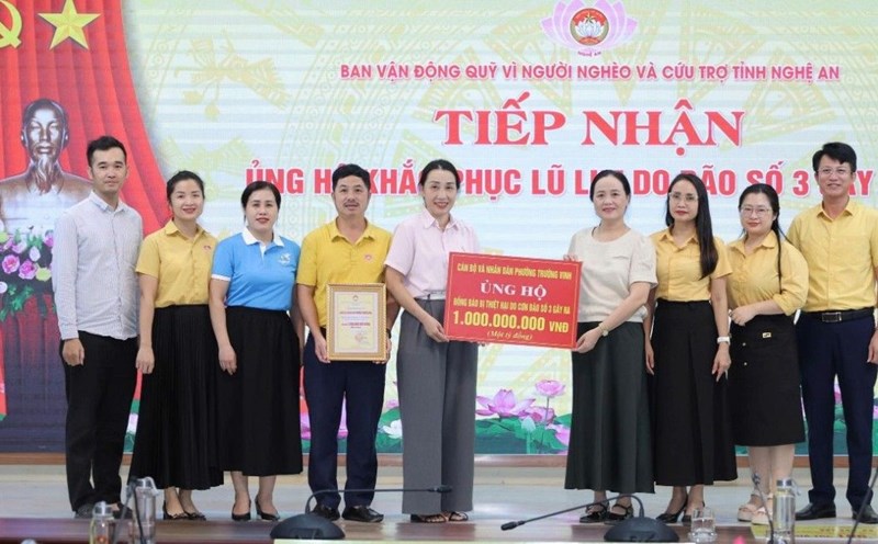 People and officials of Truong Vinh ward donated 1 billion VND to people in flooded areas in the second phase. Photo: Ngoc Anh