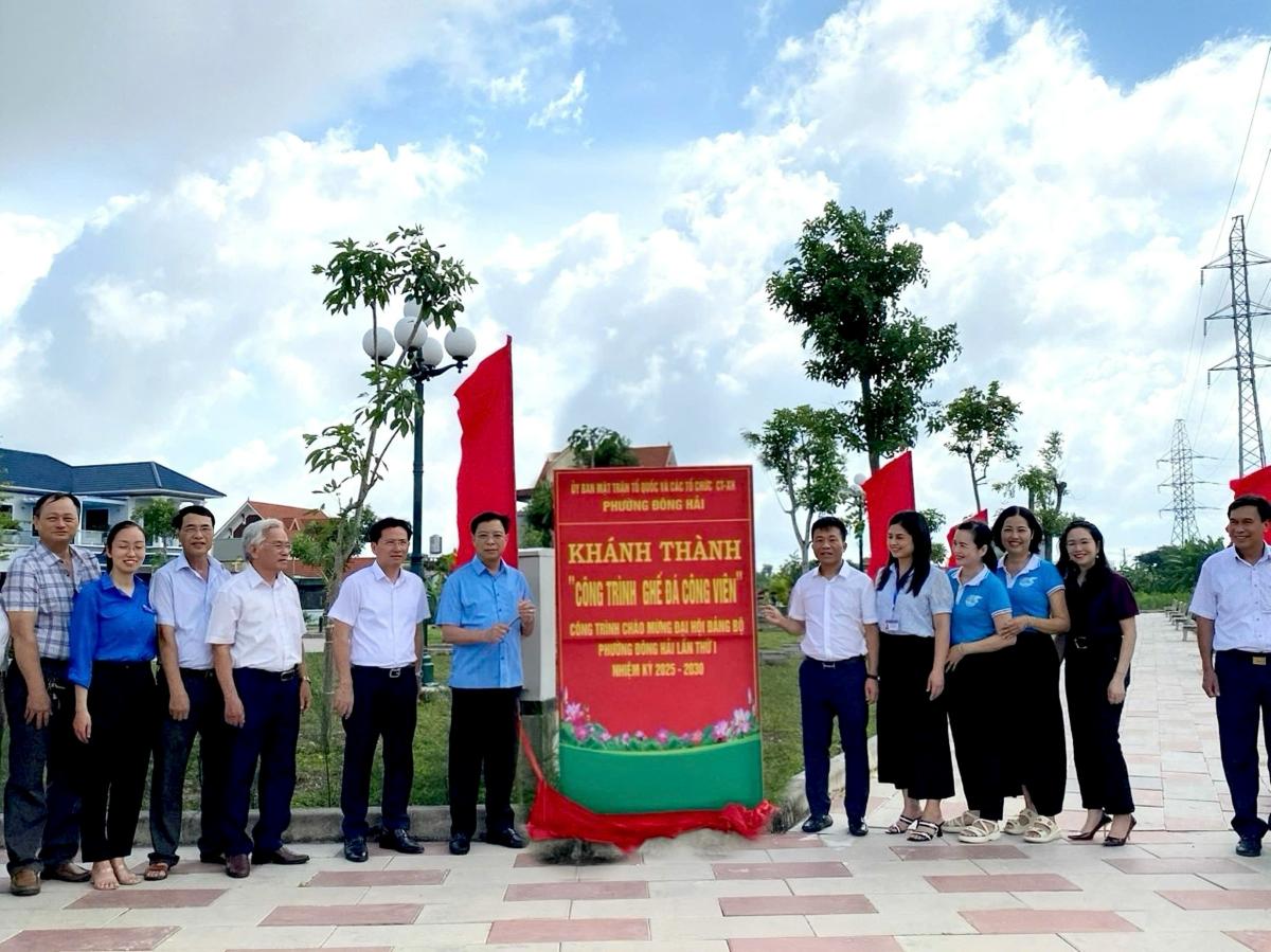 Uy ban Mat tran To quoc Viet Nam phuong Dong Hai khanh thanh cong trinh “Ghe da cong vien”. Ảnh: Phuong Dong Hai
