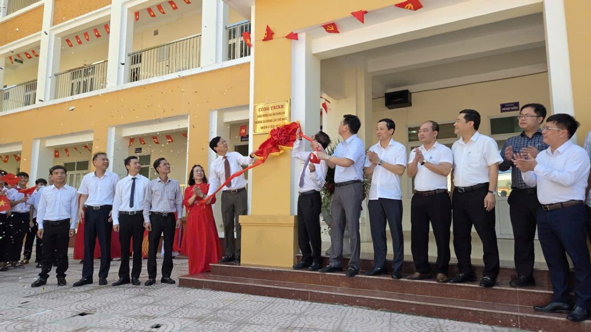 Le khai bien Nha hieu bo Truong THCS An Duong. Ảnh: Cong TTDT phuong An Duong