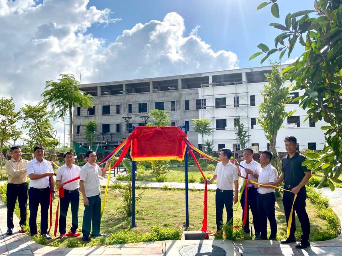 ドンハイ区は、アオディンザムキャンパスのフラワーガーデンを開始し、第一区党議会を歓迎しました。写真：ドンハイワード、ハイホン