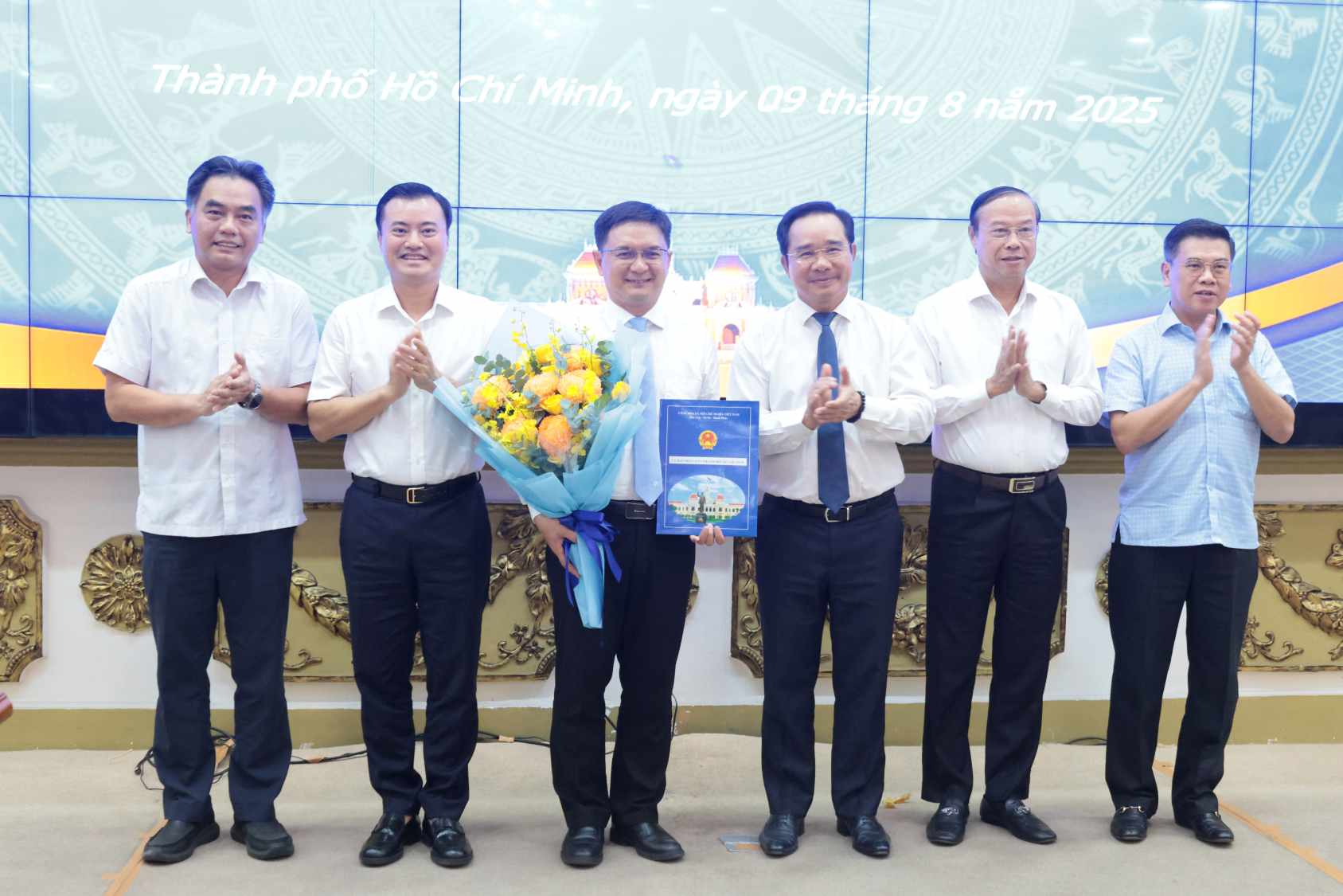 Thuong truc UBND Thanh pho chuc mung ong Nguyen Manh Cuong. Anh: Cong thong tin dien tu TPHCM
