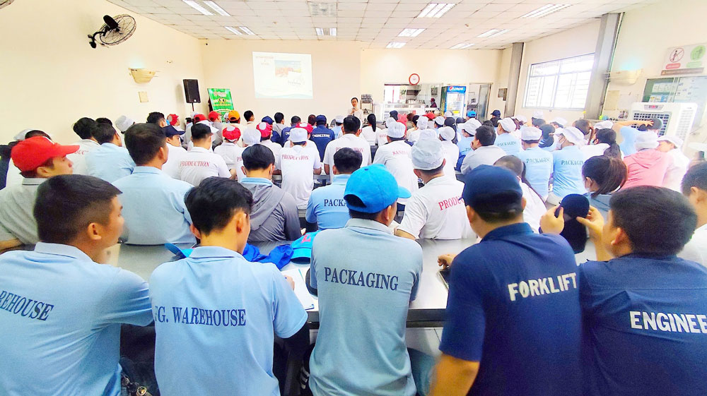 다낭시 노동 연맹은 노동자를 대상으로 식품 안전 및 환경 보호에 대한 홍보 회의를 개최했습니다. 사진: Tra Van