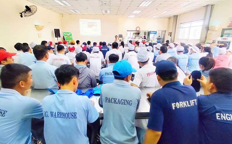The Da Nang City Labor Federation organized a conference to disseminate food safety and environmental protection for workers. Photo: Tra Van