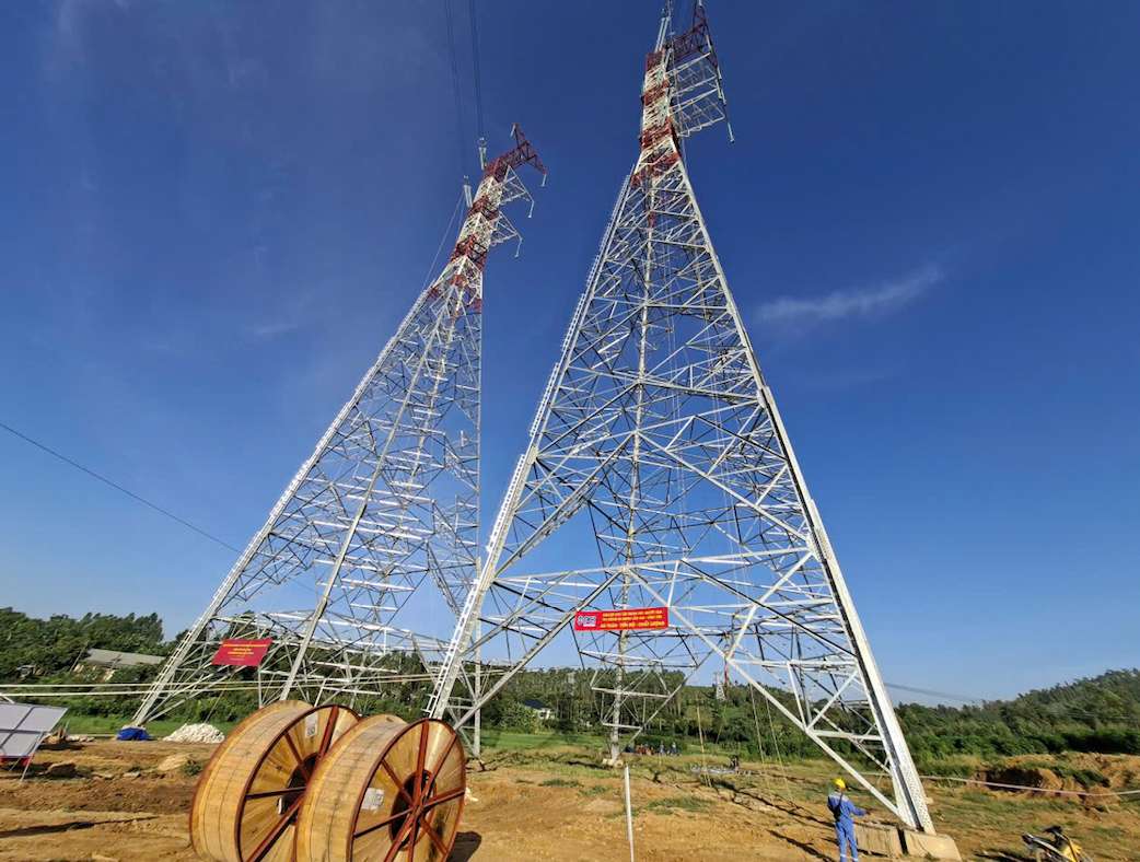 Du an Duong day 500kV Lao Cai - Vinh Yen (Du an) la du an quan trong quoc gia, duoc Thu tuong Chinh phu giao EVN lam chu dau tu, co muc tieu tang cuong kha nang van hanh an toan, on dinh cua He thong dien quoc gia. Anh: Tuyet Lan