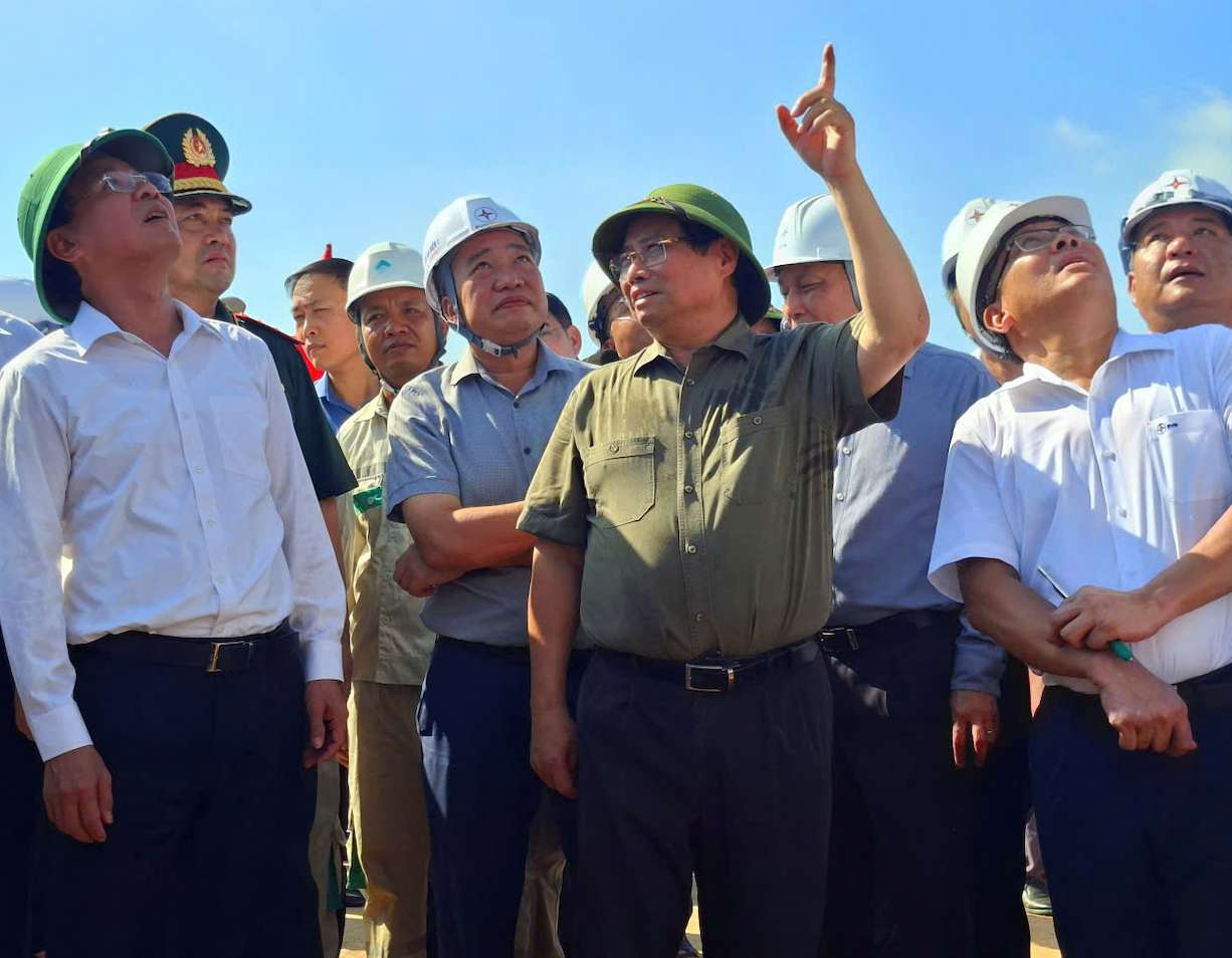 Thu tuong Chinh phu Pham Minh Chinh truc tiep kiem tra Du an Duong day 500kV Lao Cai - Vinh Yen. Anh: Tuyet Lan