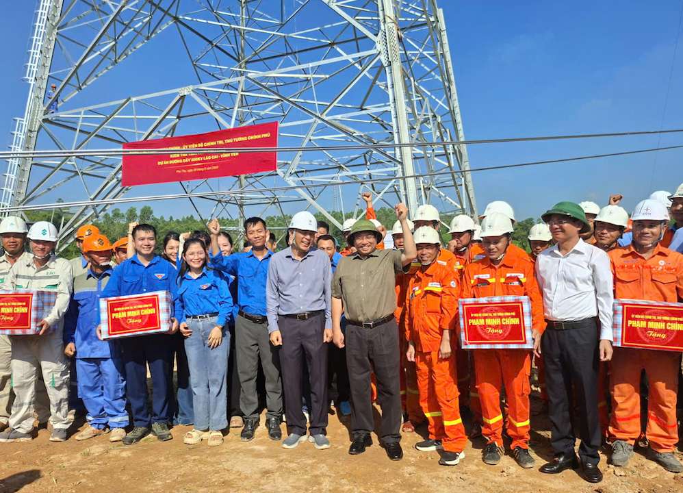 Thu tuong Chinh phu Pham Minh Chinh tang qua dong vien cac luc luong thi cong tai cong truong. Anh: Tuyet Lan