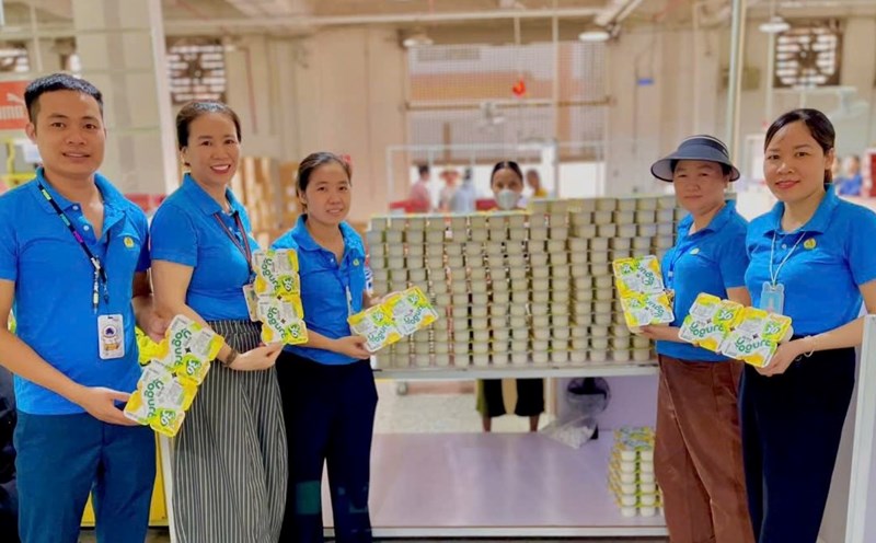 Propagating cool yogurt to workers on hot days. Photo: Trade Union of Vietnam Golden Shoes Company Limited