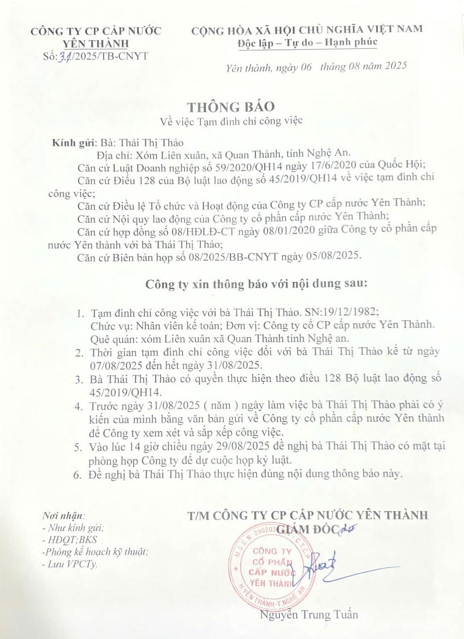 Thông báo của Công ty CP Cấp nước Yên Thành về việc tạm đình chỉ công việc đối với bà Thái Thị Thảo. Ảnh: Quang Đại Thông báo của Công ty CP Cấp nước Yên Thành về việc tạm đình chỉ công việc đối với bà Thái Thị Thảo. Ảnh: Quang Đại