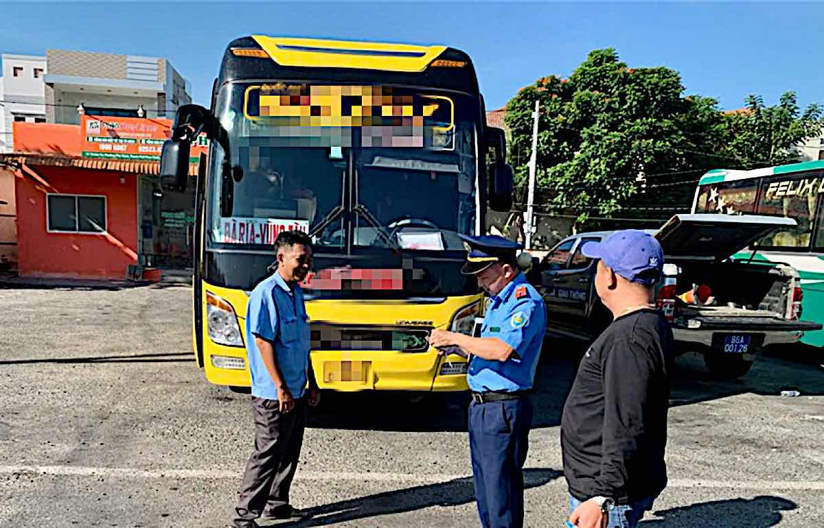 El Ministerio de Construccion esta consultando para enmendar algunas disposiciones del Decreto 100/ND-CP sobre sanciones por infracciones de trafico. Foto: Pham Duy