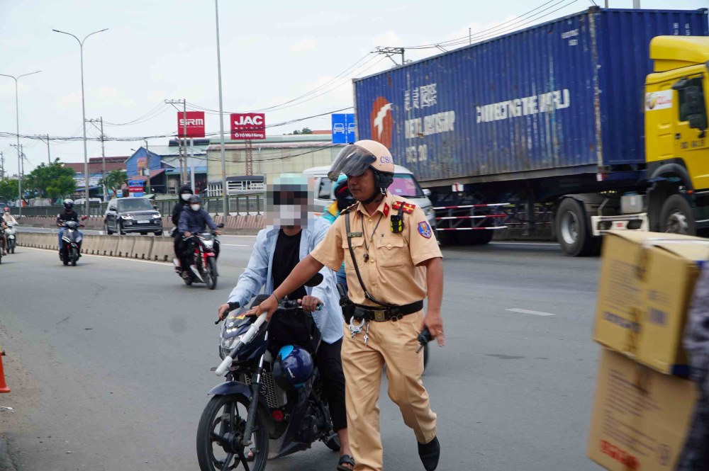 Segun el nuevo borrador el presidente del Comite Popular de la comuna tiene autoridad para sancionar hasta 60 millones de VND por infracciones de trafico. Foto: Ly Linh